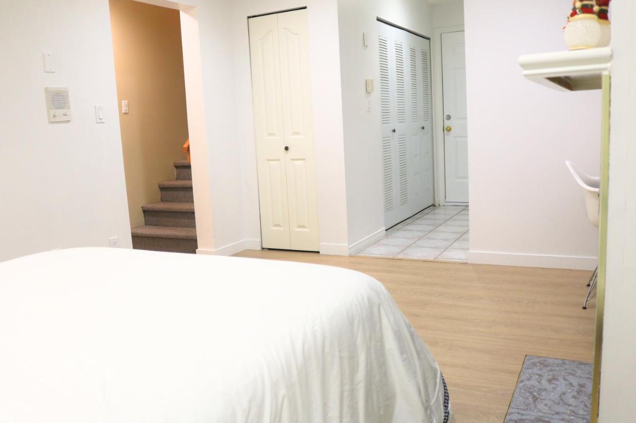 Pristine 3 Beds 2 Washroom Guest Suite เซอร์รีย์ ภายนอก รูปภาพ