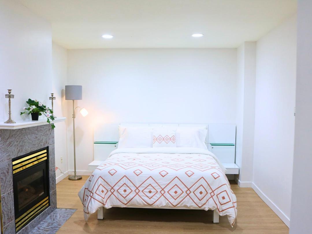 Pristine 3 Beds 2 Washroom Guest Suite เซอร์รีย์ ภายนอก รูปภาพ